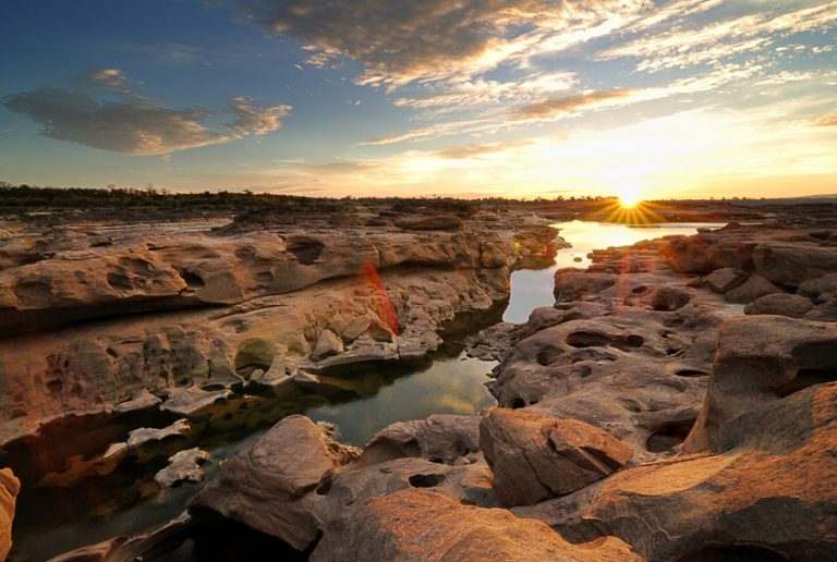สามพันโบก